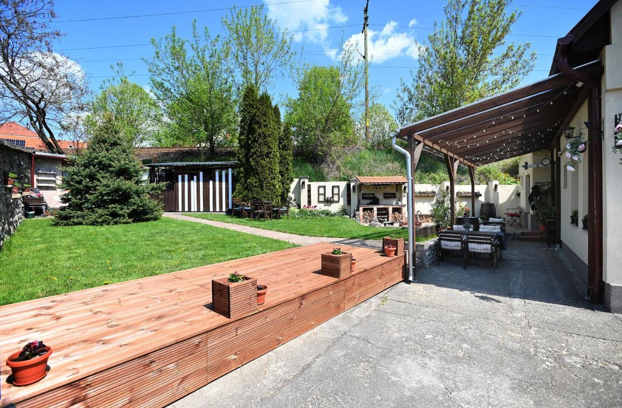 Castle Garden Apartman Егер Екстериор снимка